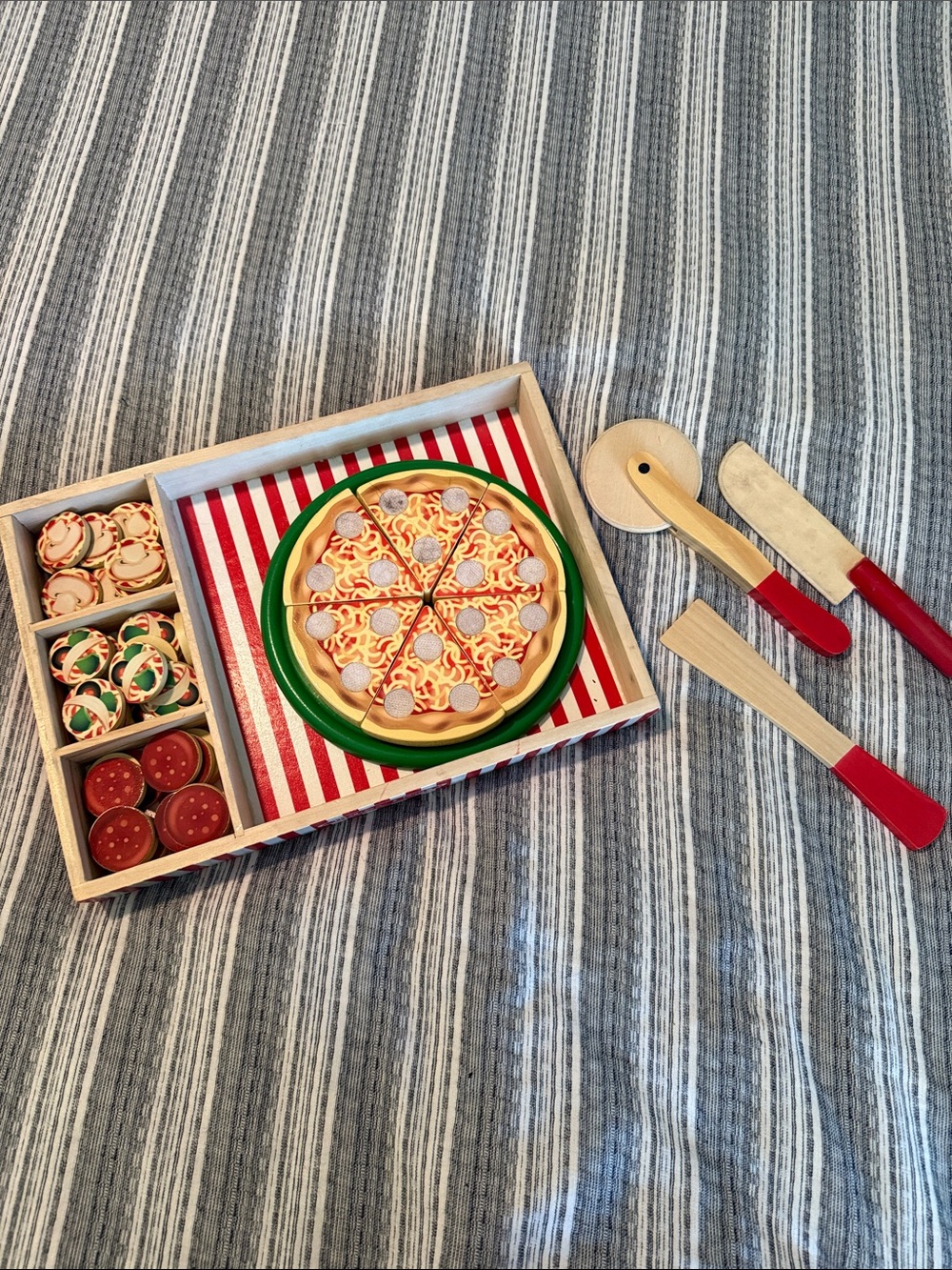 Melissa & Doug Wooden Pizza Party Play Set with Red and Green Accents